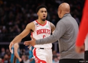 米兰体育官方登录入口-火箭主帅赛前战术研究颠覆传统能否制胜？