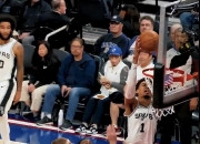 米兰体育在线-马刺逆转马刺，取得四连胜