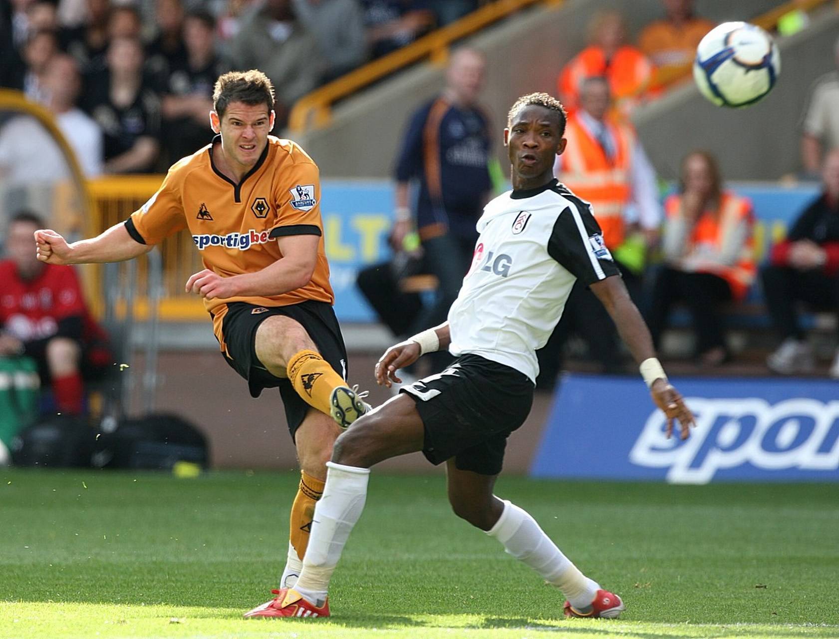 包含狼队后卫助攻得手，帮助球队赢得关键比赛的词条