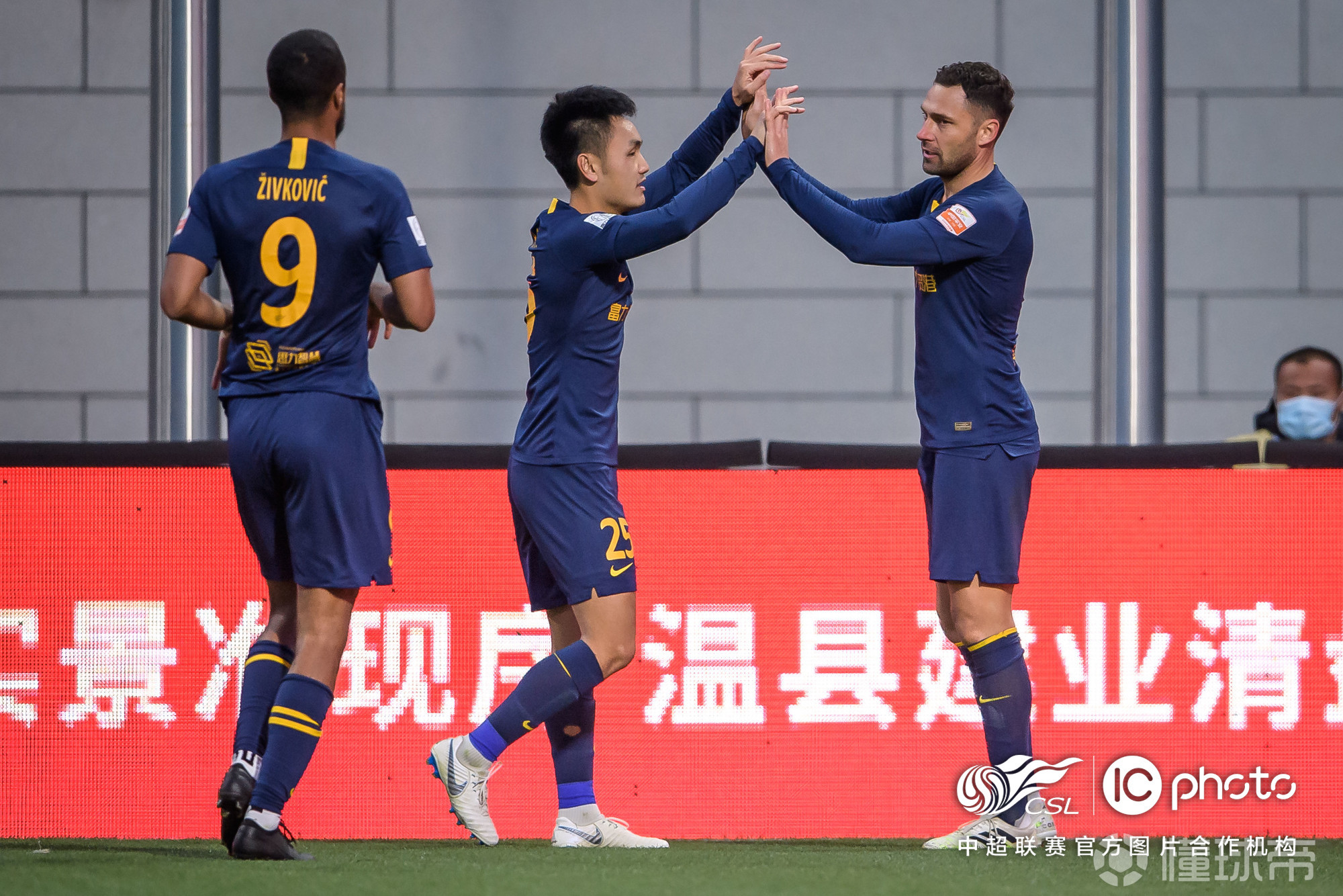 包含广州富力客场大胜河南建业，客场连胜追赶前四！的词条