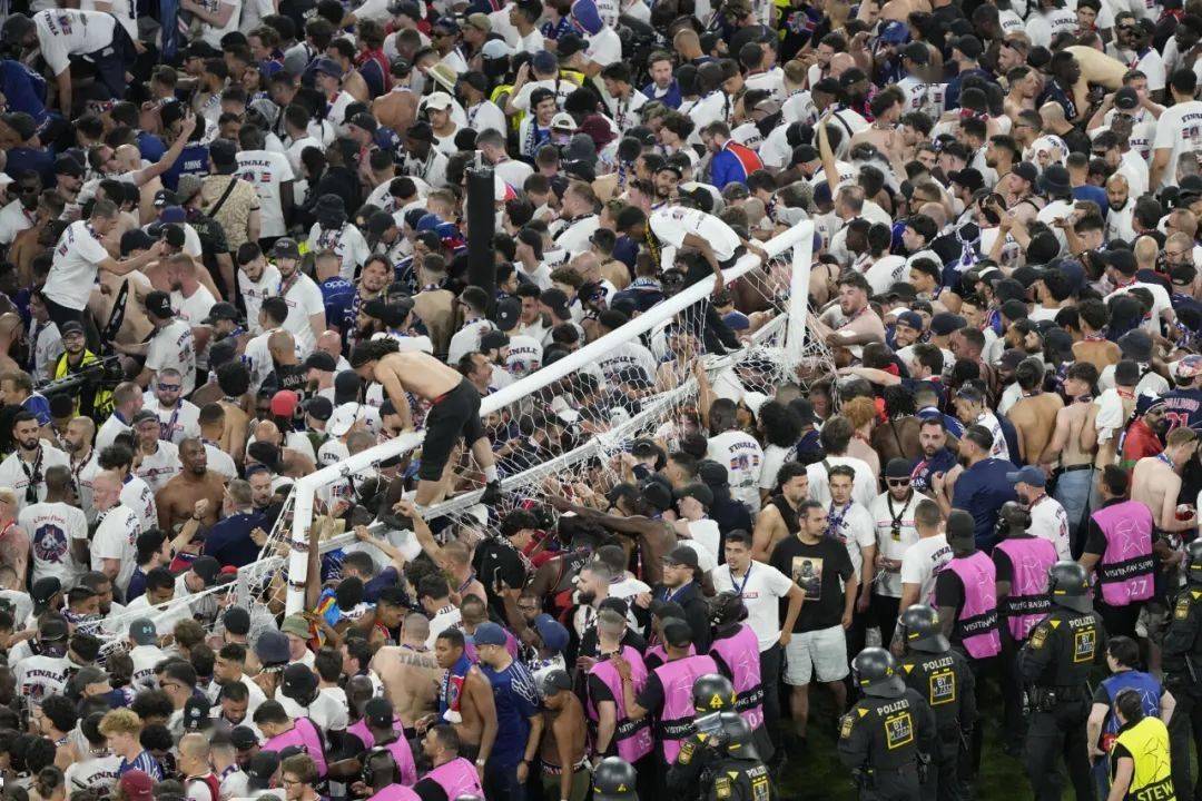 巴黎圣日耳曼再次屡败，球迷怒批管理层的简单介绍