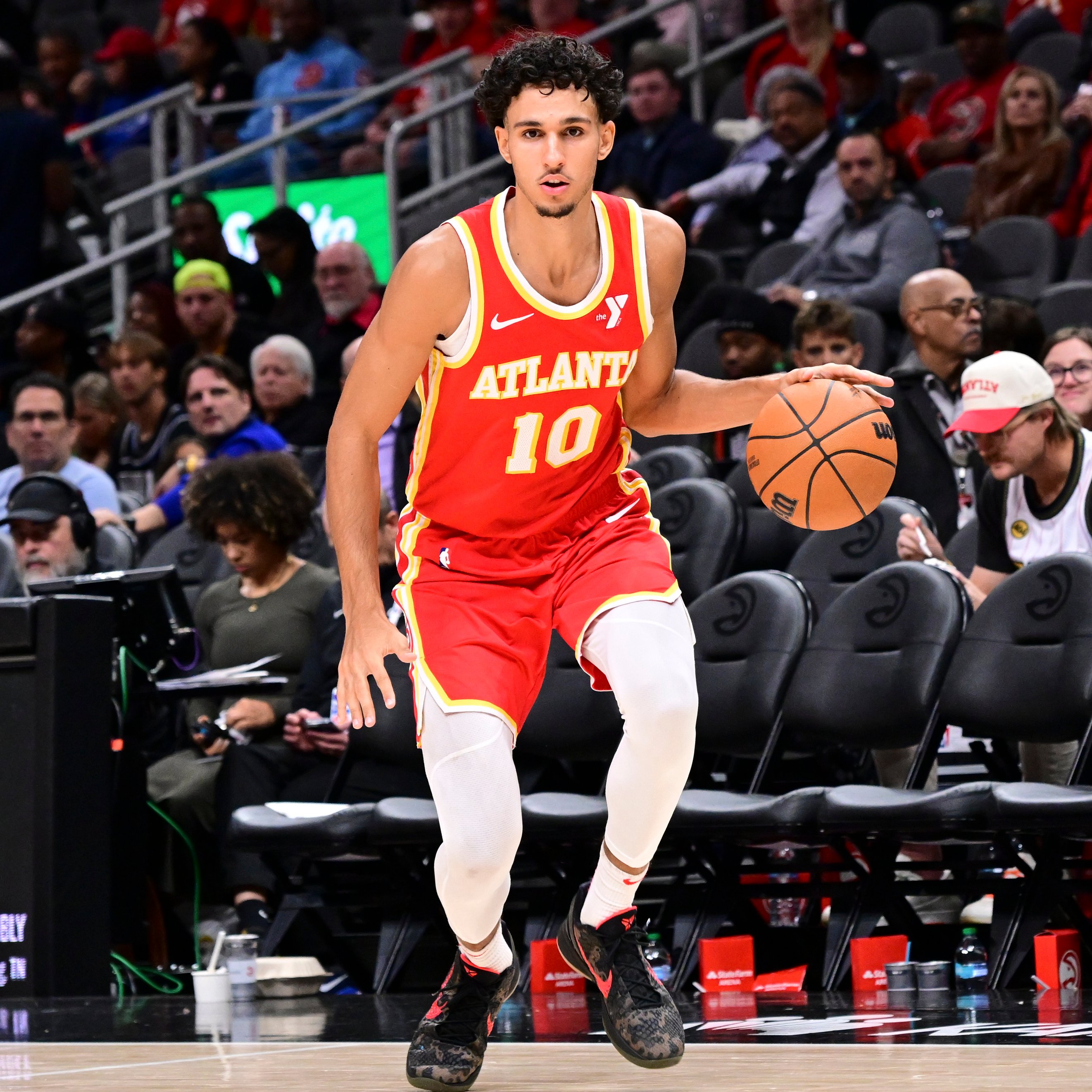 包含联赛竞技：老鹰队与雄鹿队激战犹未决胜负的词条