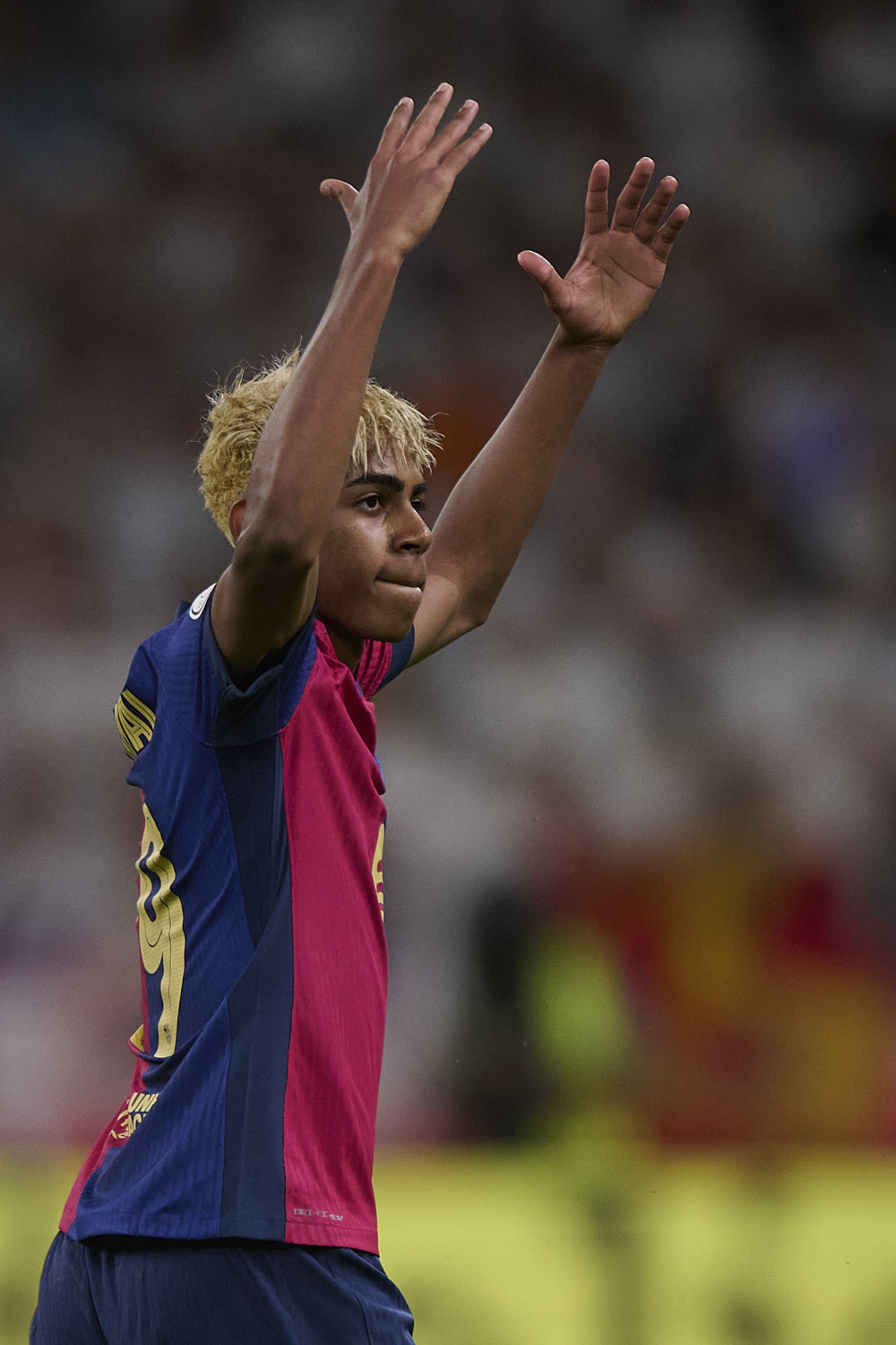 巴塞罗那球队豪取联赛胜利晋级决赛