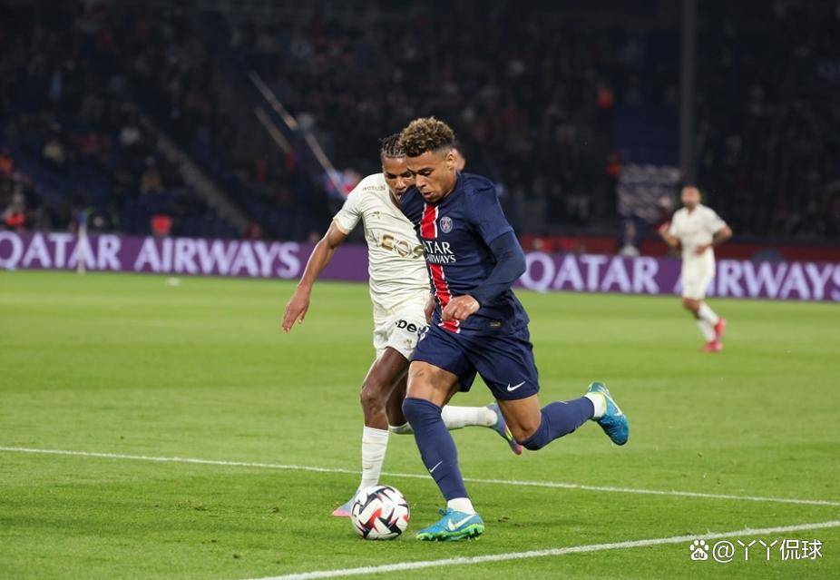 关于巴黎圣日耳曼主场大胜曼联，晋级希望大增的信息
