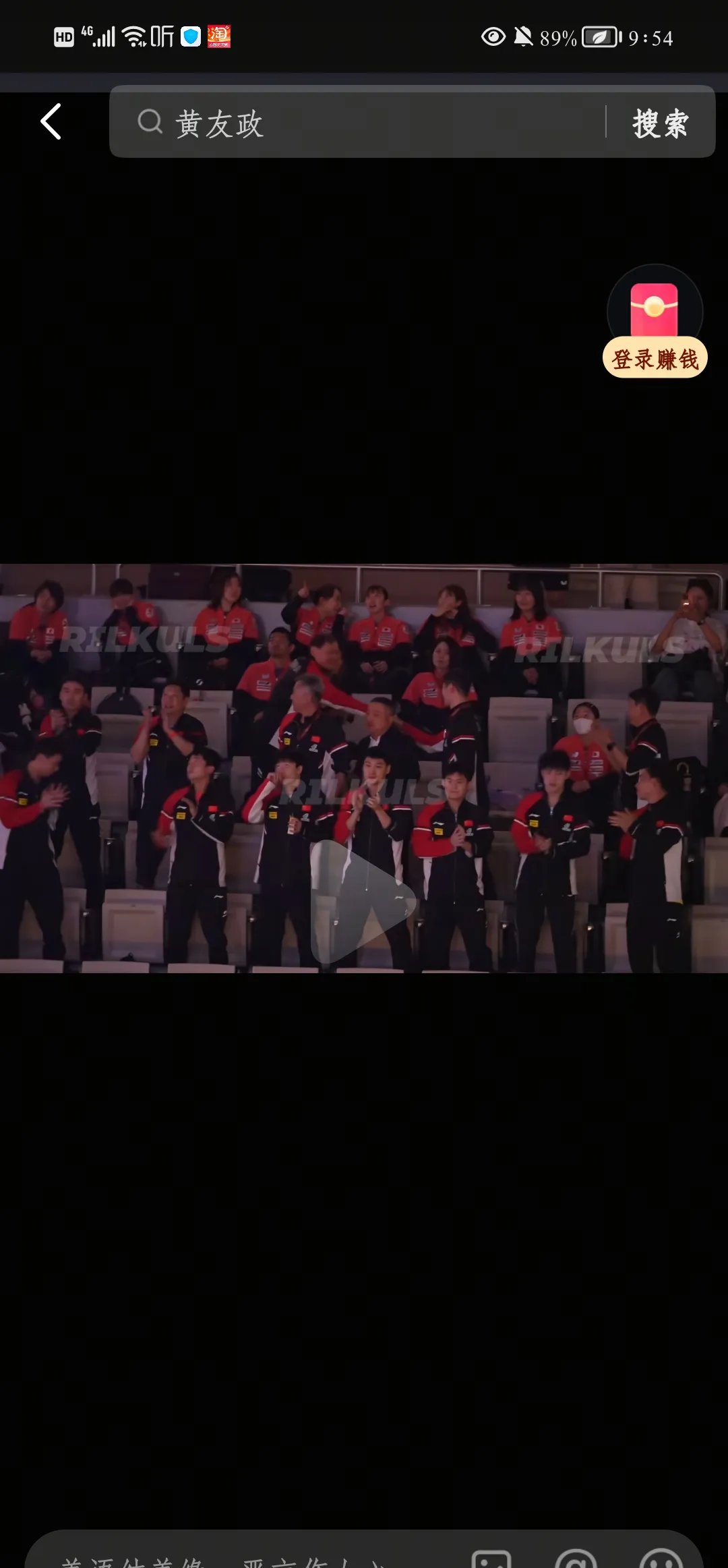 现场观众沸腾，为偶像队伍加油