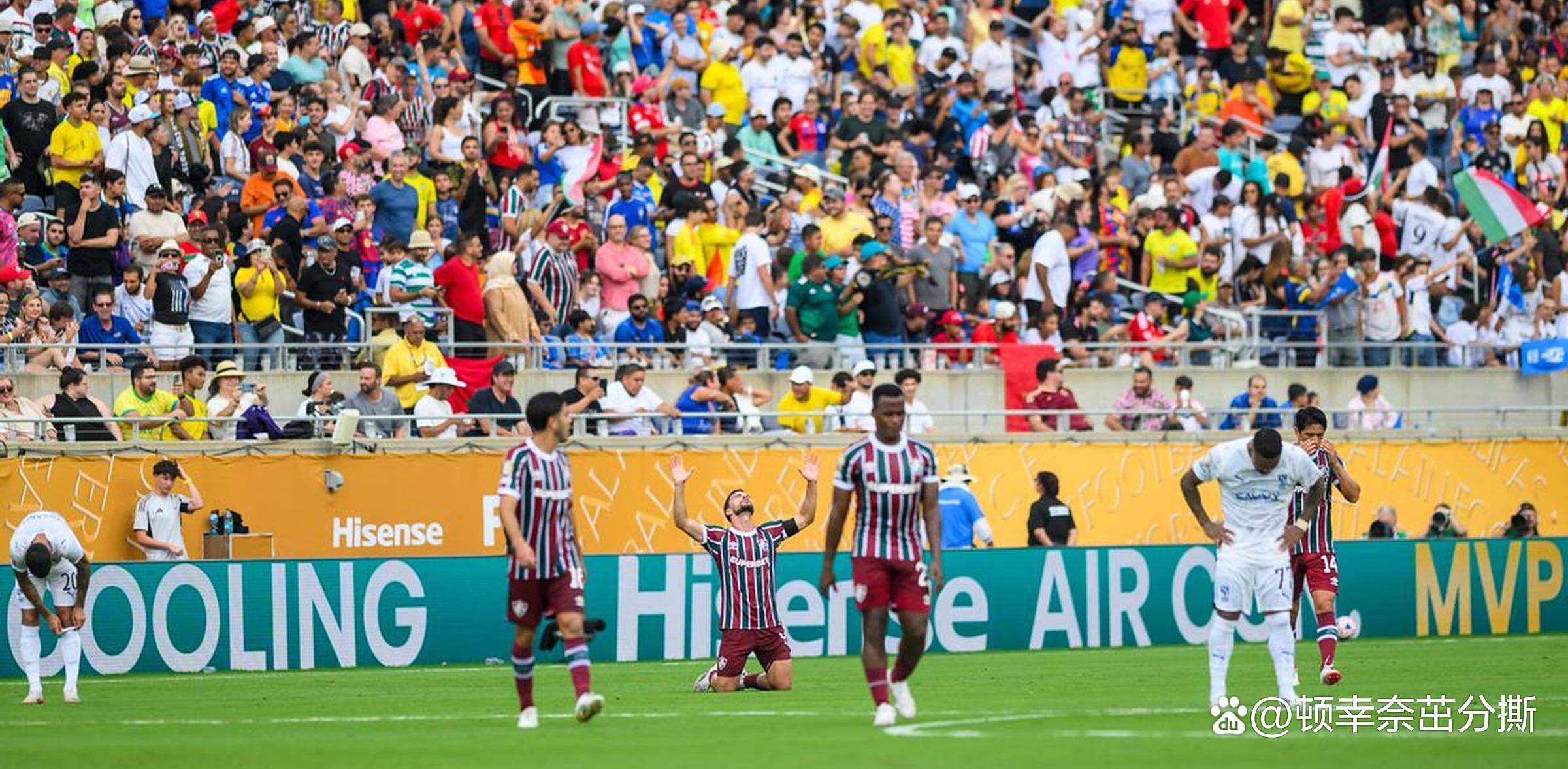 裁判判罚引争议球迷热议赛场公正与否