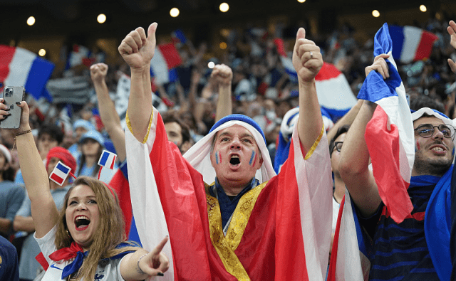 激烈竞技赛事引发球迷热议，场上精彩瞬间回顾