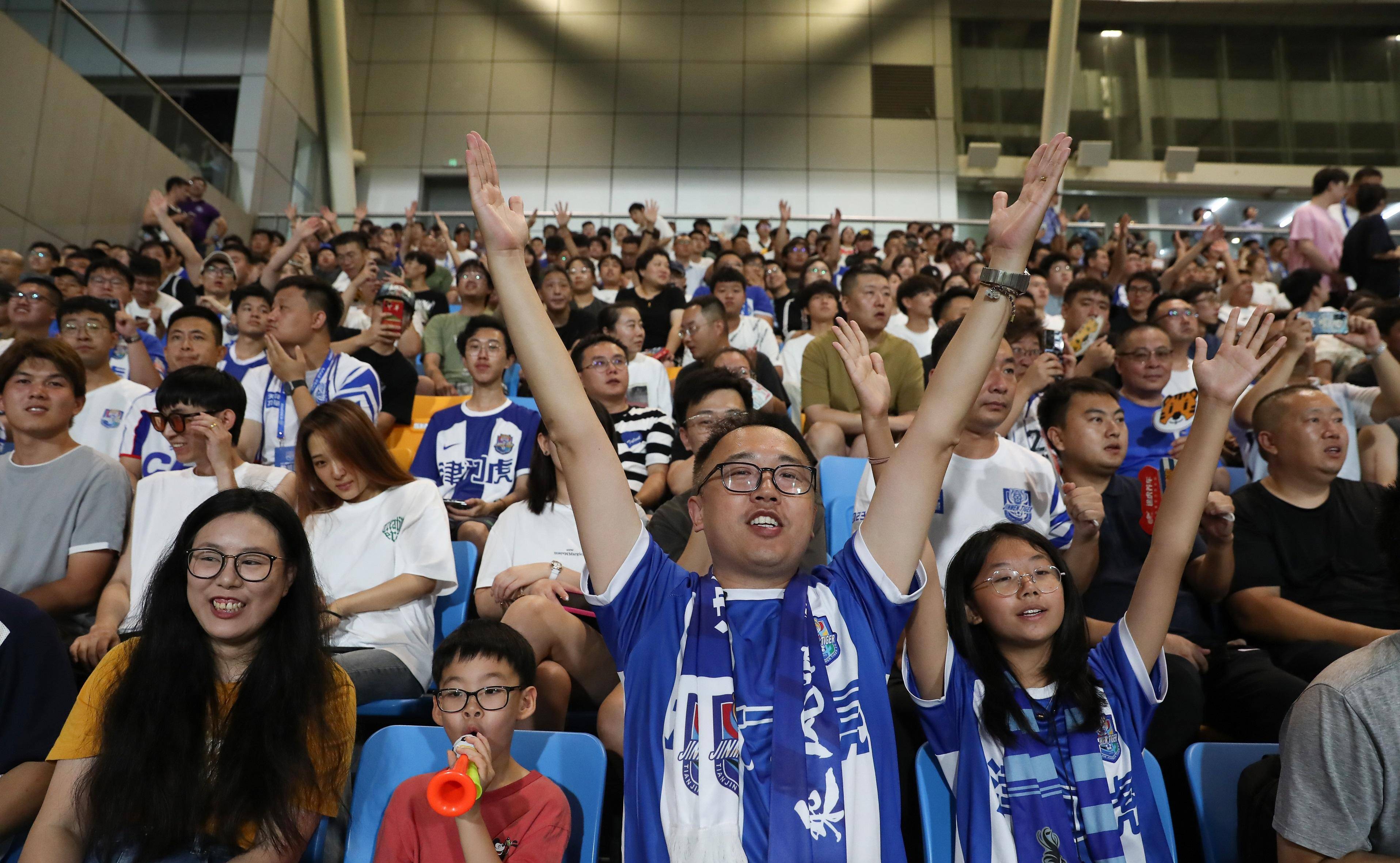 比赛现场氛围火爆！球迷激情助威！
