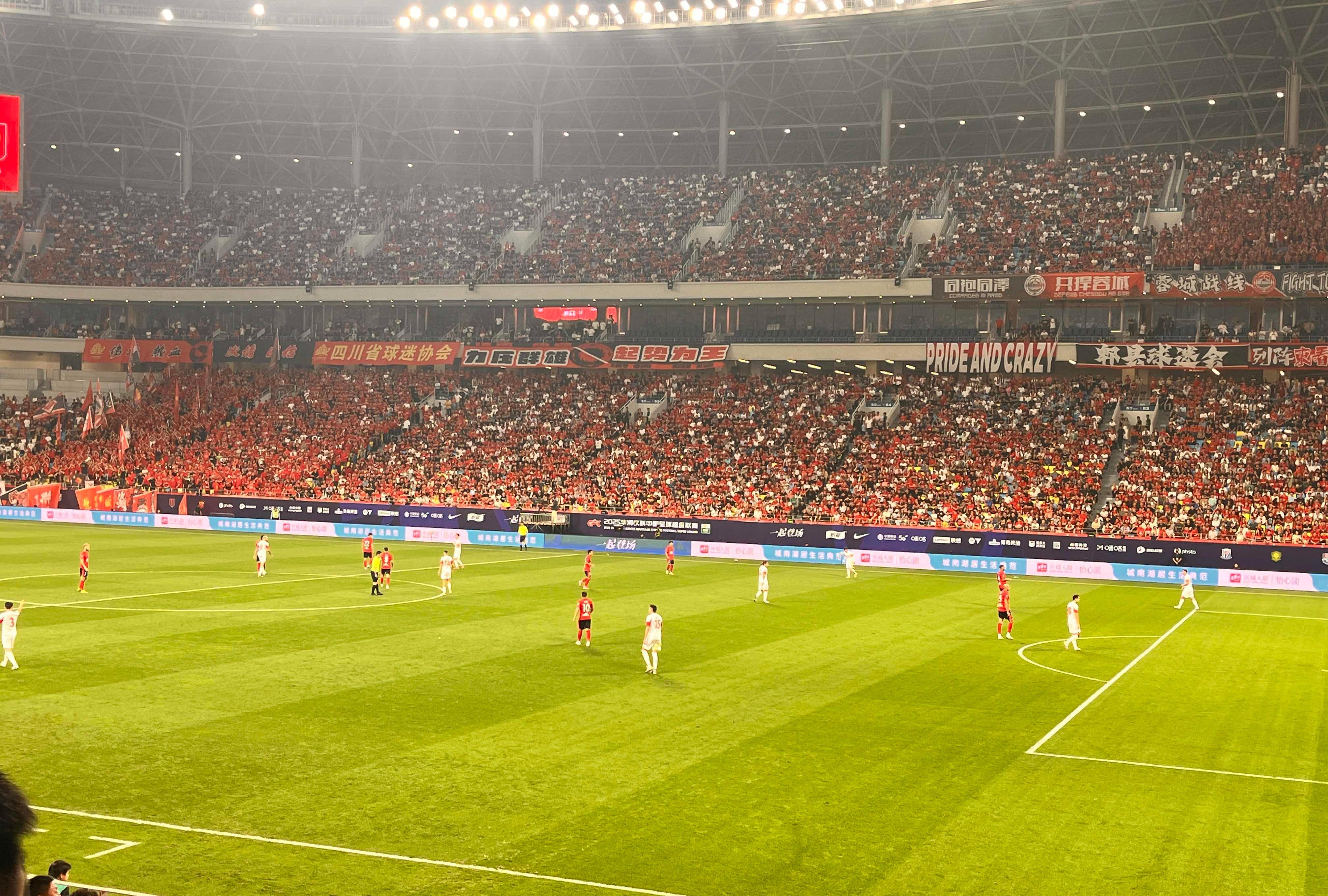 临危不惧，球队球迷愈发支持鼓舞士气的简单介绍