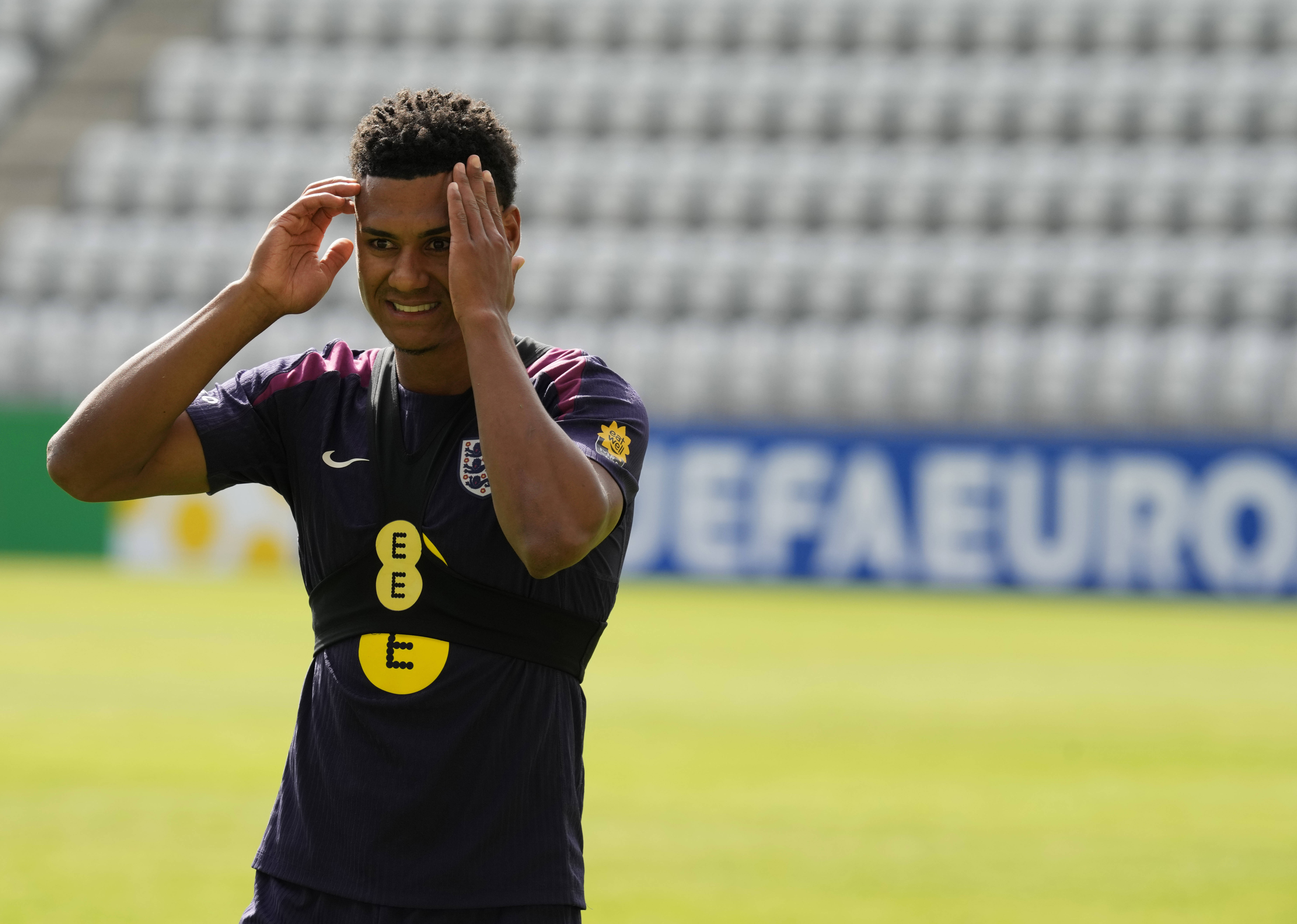 英格兰球迷为国家队举行庆祝会议 英格兰球迷为国家队举行庆祝会议