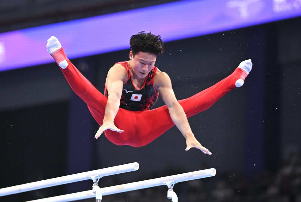 竞技体操中运动员技压对手取胜