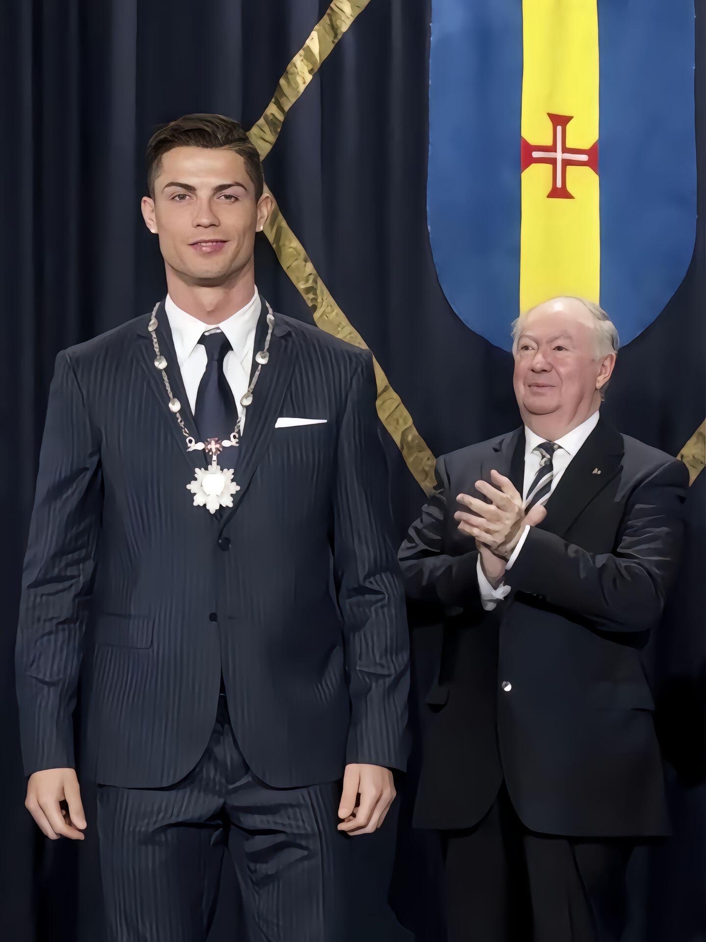 包含C罗荣获国际足球最佳球员奖项，再次刷新纪录！的词条