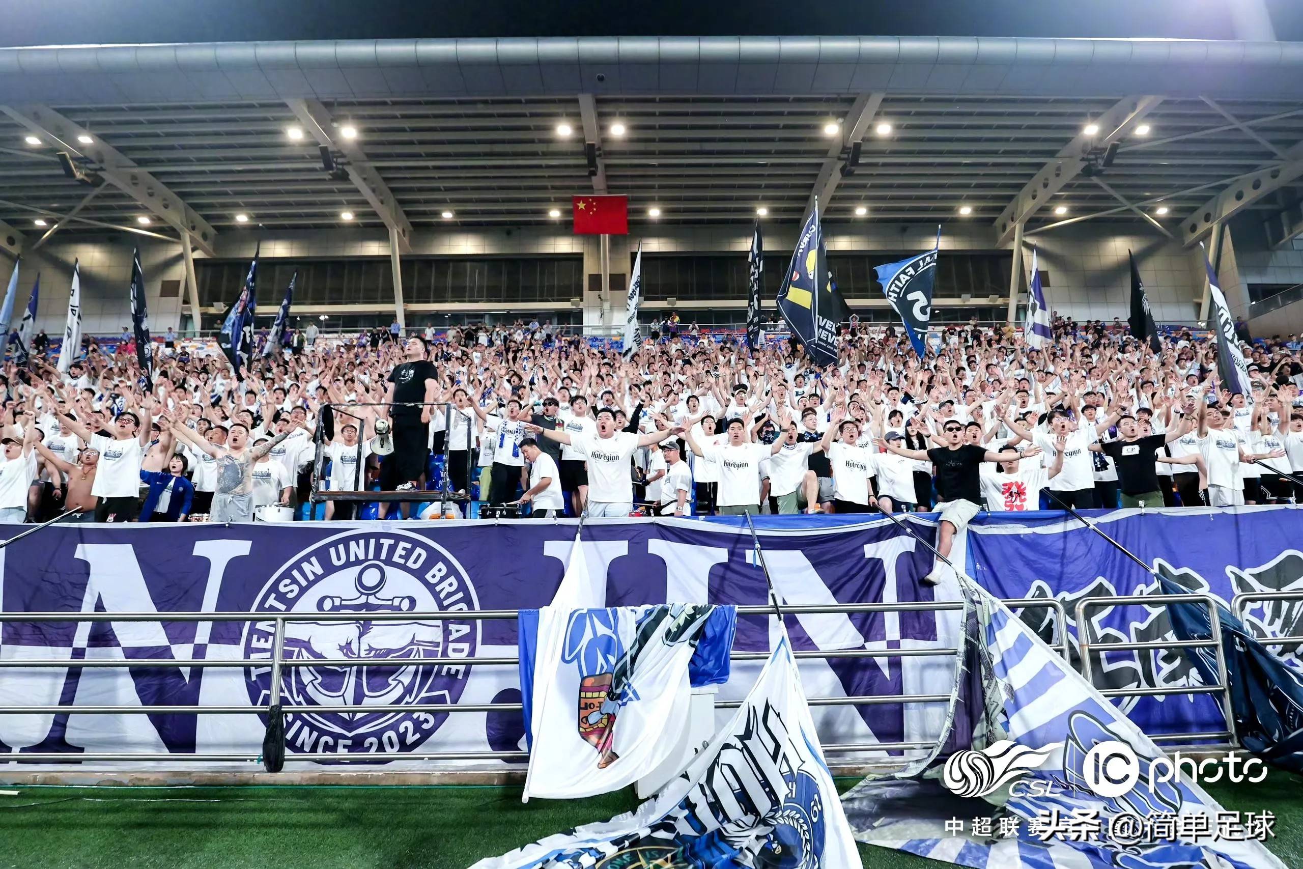 天津先行者球迷聚集观战,为球队加油喝彩 天津先行者球迷聚集观战,为球队加油喝彩