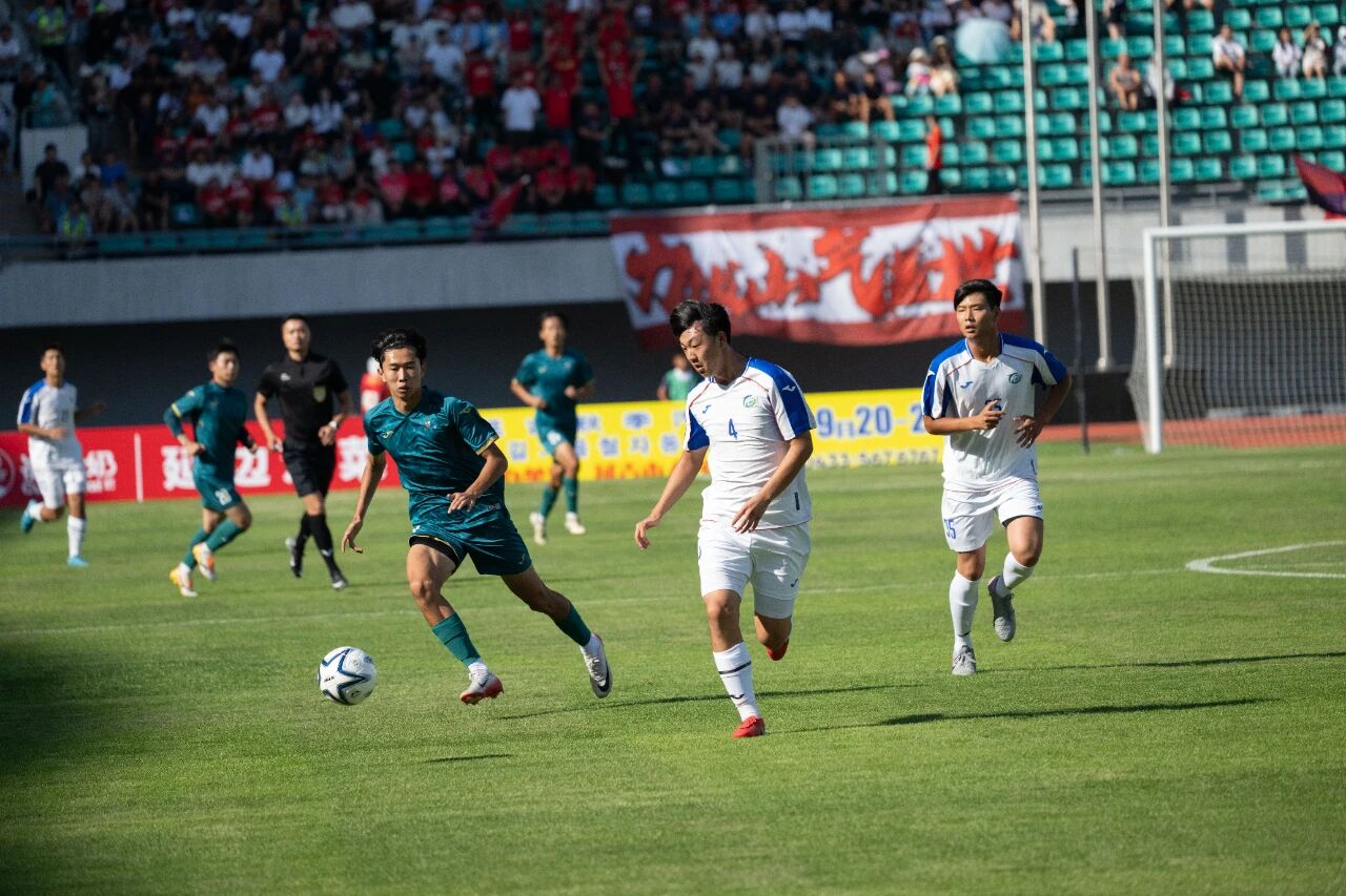 国内足球联赛上演激烈对决，球队斗志昂扬