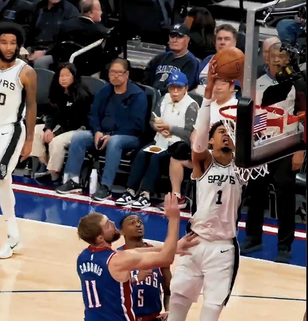 马刺逆转马刺，取得四连胜