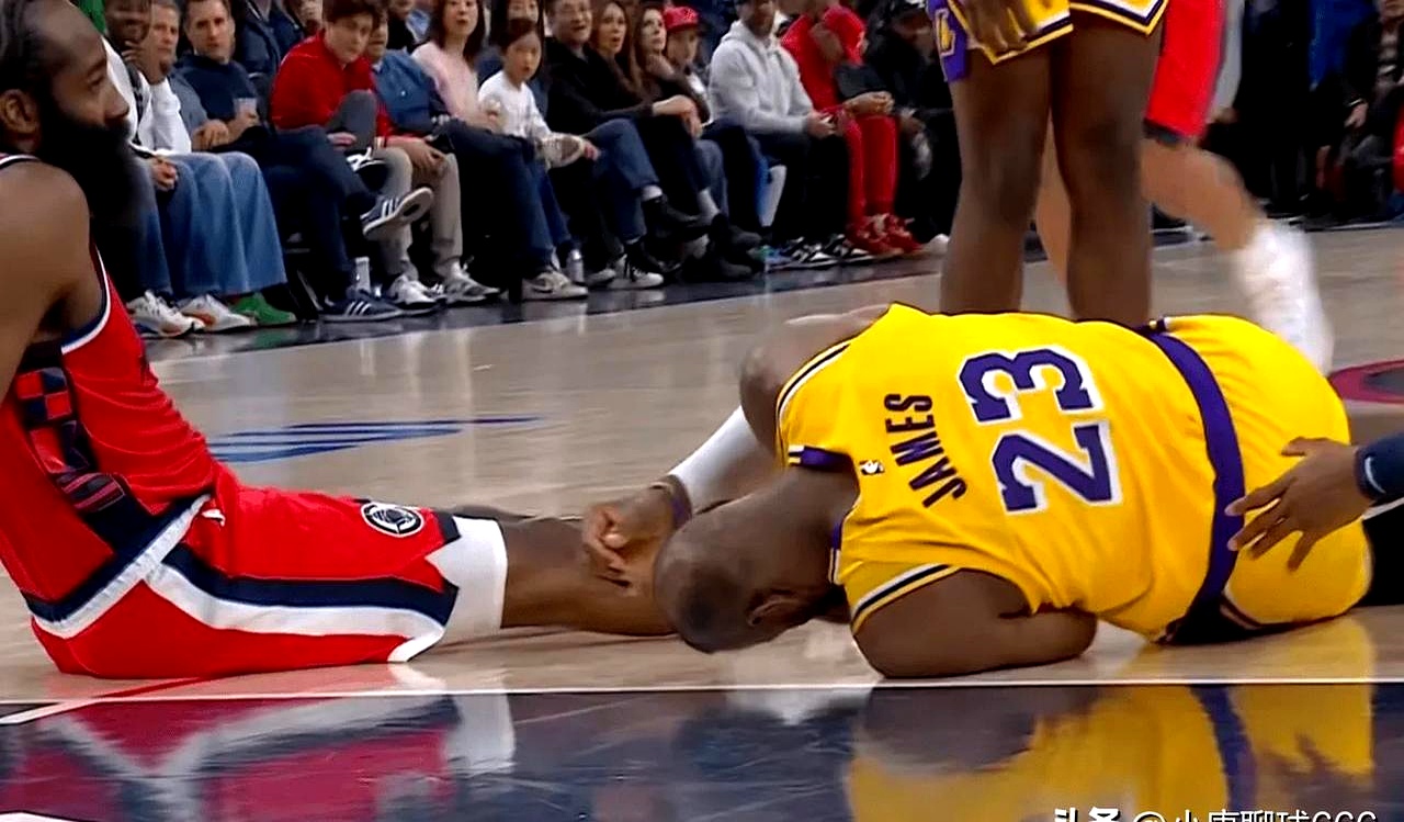 包含爵士队惨遭逆转，掉队西部前列的词条