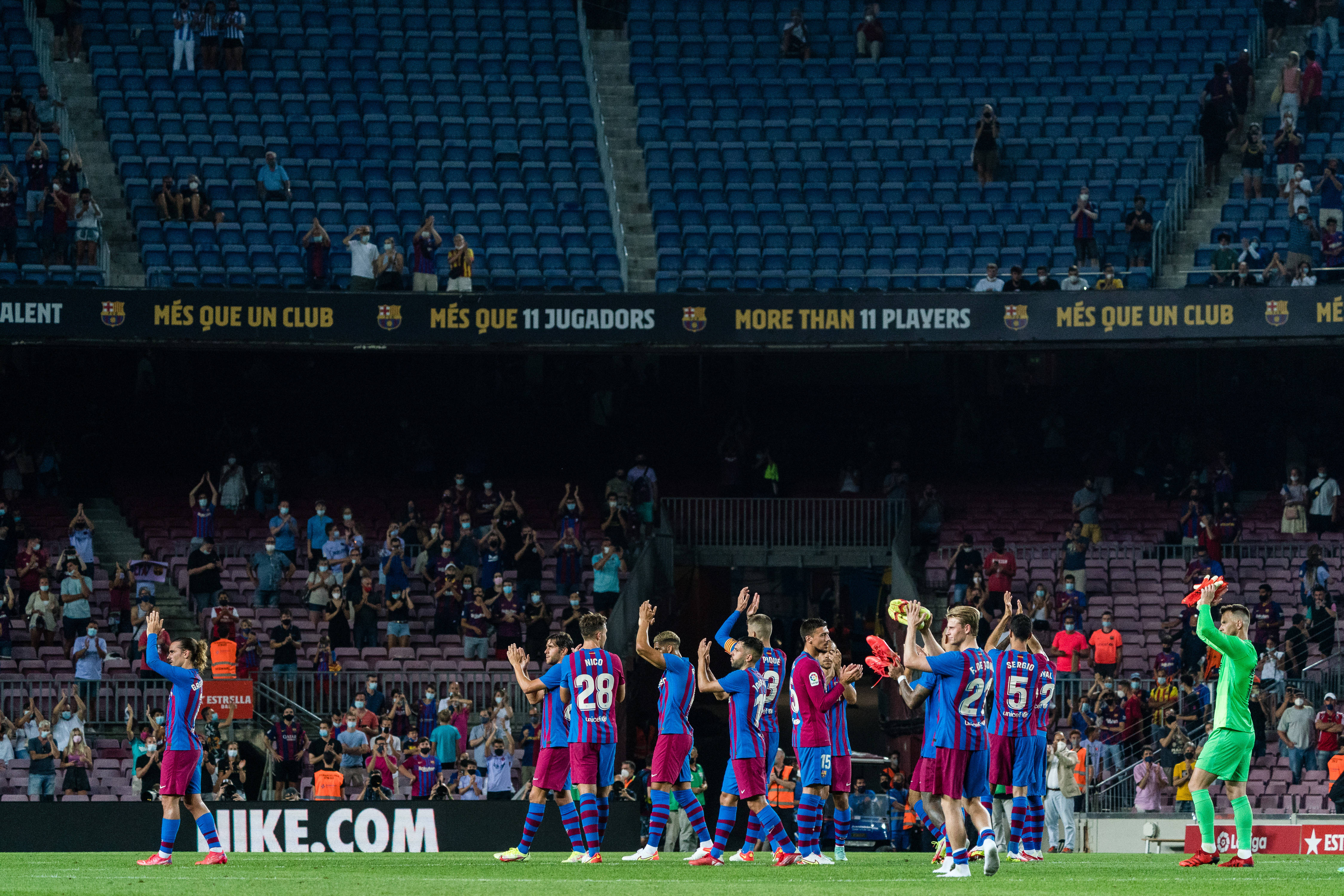 皇家社会功勋球员退役，球迷为其掌声致意的简单介绍