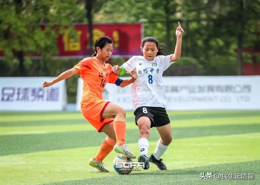 中国女足队员团结一致，斩获成功